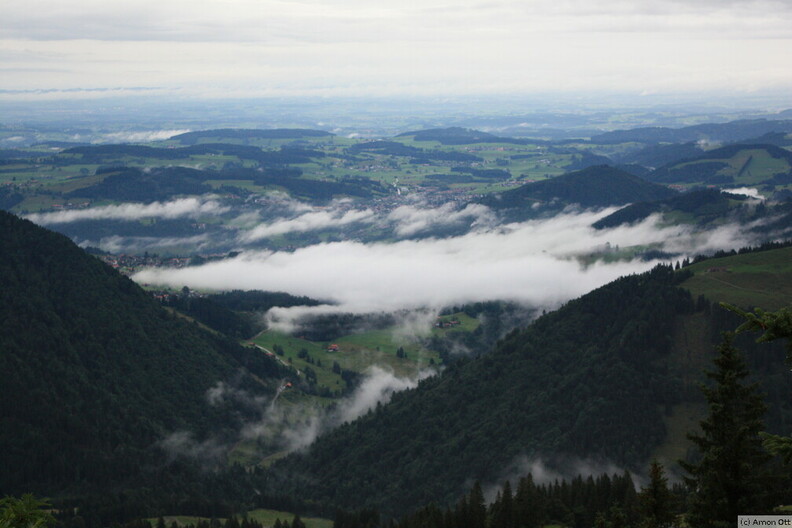 Einzelne Wolke über Oberstaufen-Steibis