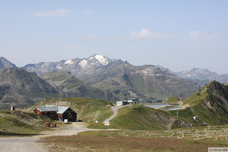 Ulmer Hütte mit Valfagehrbahn und Pfannenkopf, hinten Verwallgruppe