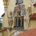 Schloss Hohenschwangau, Relief über dem Tor