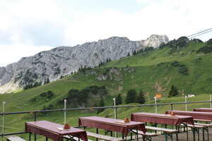 Terasse des Bergrestaurants Hahnenkamm an der Bergstation 