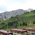 Terasse des Bergrestaurants Hahnenkamm an der Bergstation