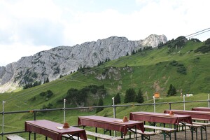 Terasse des Bergrestaurants Hahnenkamm an der Bergstation