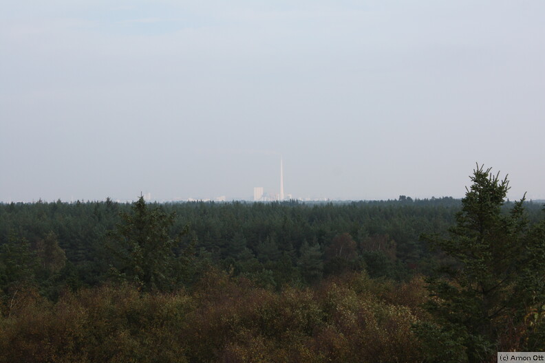 Kraftwerk Esbjerg über Wald und Heide