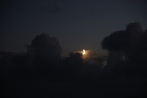 Mond und Wolken vom Trans Strand