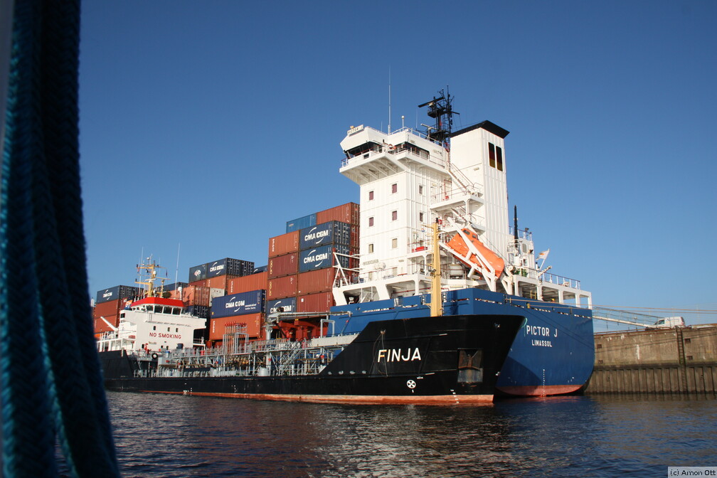 Container-Schiff "Pictor J" und Tankschiff "Finja"