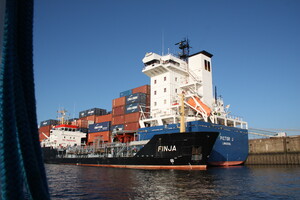 Container-Schiff "Pictor J" und Tankschiff "Finja"