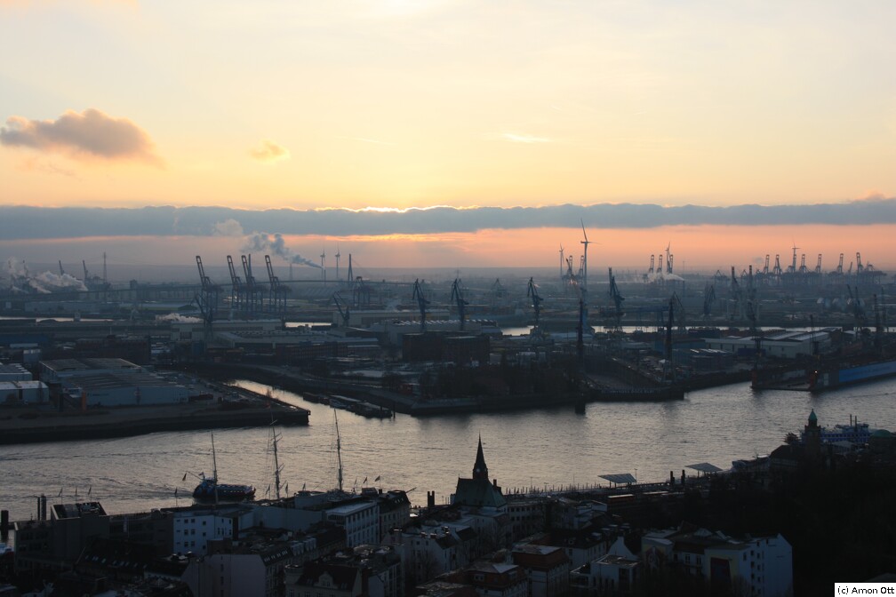 Sonnenuntergang über dem Hafen