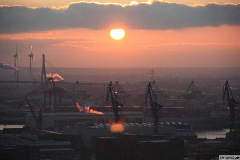 Sonnenuntergang über Hafen und Köhlbrandbrücke