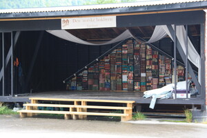 Bühne im Bücherort Fjærland