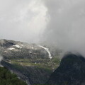 Wolken und Schnee am Berg