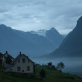 Hamrum und Fjærlandsfjord im Nebel