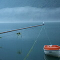 Boot im Nebel auf dem Fjærlandsfjord