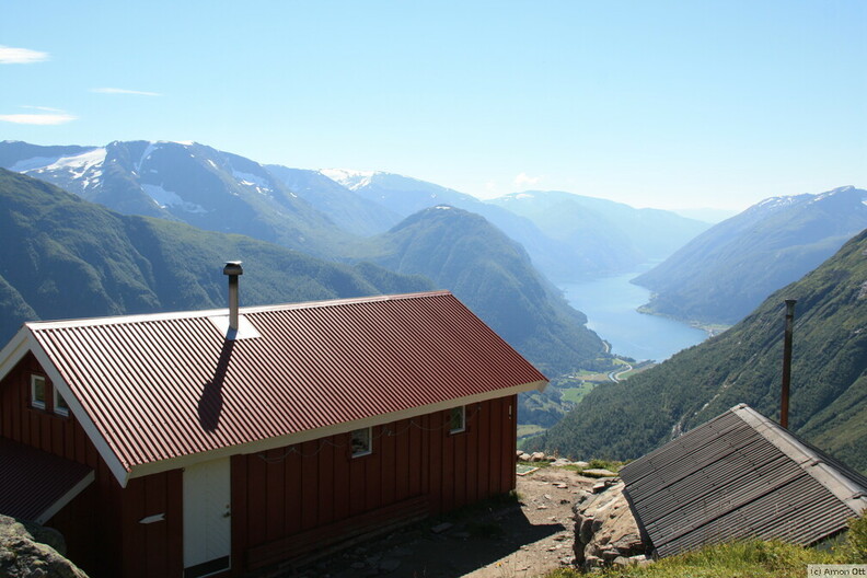 Flatbrehytta vor Fjærlandsfjord