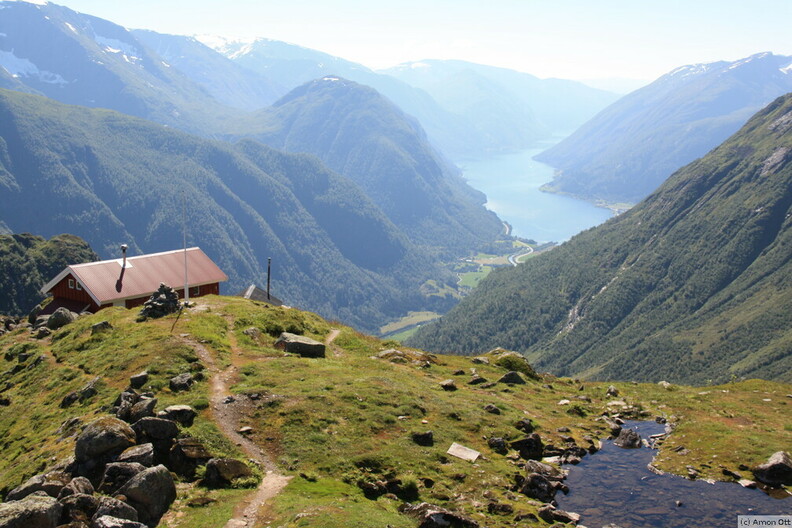 Flatbrehytta vor Fjærlandsfjord