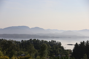 Fjord im Dunst bei Fonnebost