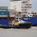 Containerfrachter und Schlepper