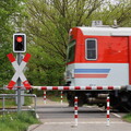 Kleiner Bahnübergang mit AKN-Zug