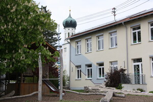 Haus mit Kirchturm