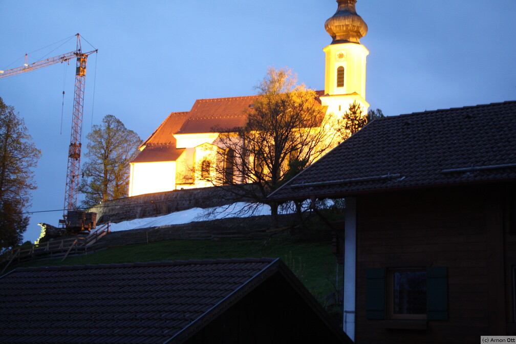 Kirche in Wildsteig im Abendlicht